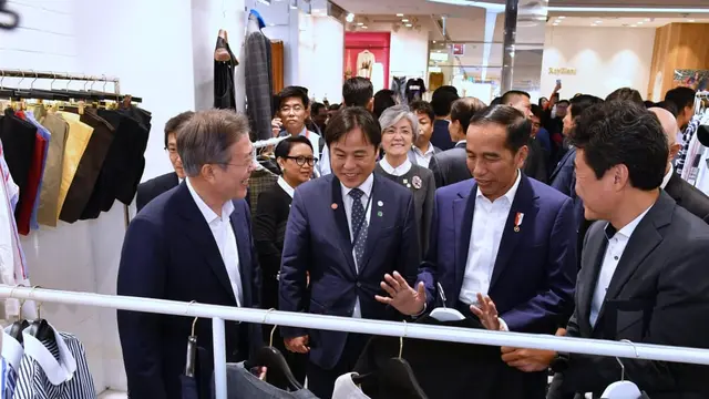 Presiden Korea Selatan Moon Jae-in beserta Ibu Negara Korea Selatan Kim Jung-sook mengajak Presiden Joko Widodo atau Jokowi dan Ibu Negara Iriana Jokowi blusukan ke kawasan Dongdaemun, Korea Selatan.