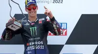 Pembalap Monster Energy Yamaha Fabio Quartararo merayakan di podium setelah memenangkan MotoGP Jerman di Sirkuit Sachsenring, Minggu, 19 Juni 2022. (Ronny Hartmann / AFP)