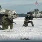 Dalam foto selebaran yang diambil dari video Layanan Pers Kementerian Pertahanan Rusia pada 28 Desember 2022 memperlihatkan pasukan Rusia ikut serta dalam latihan di lokasi yang tidak ditentukan di Belarusia. (Russian Defense Ministry Press Service via AP)