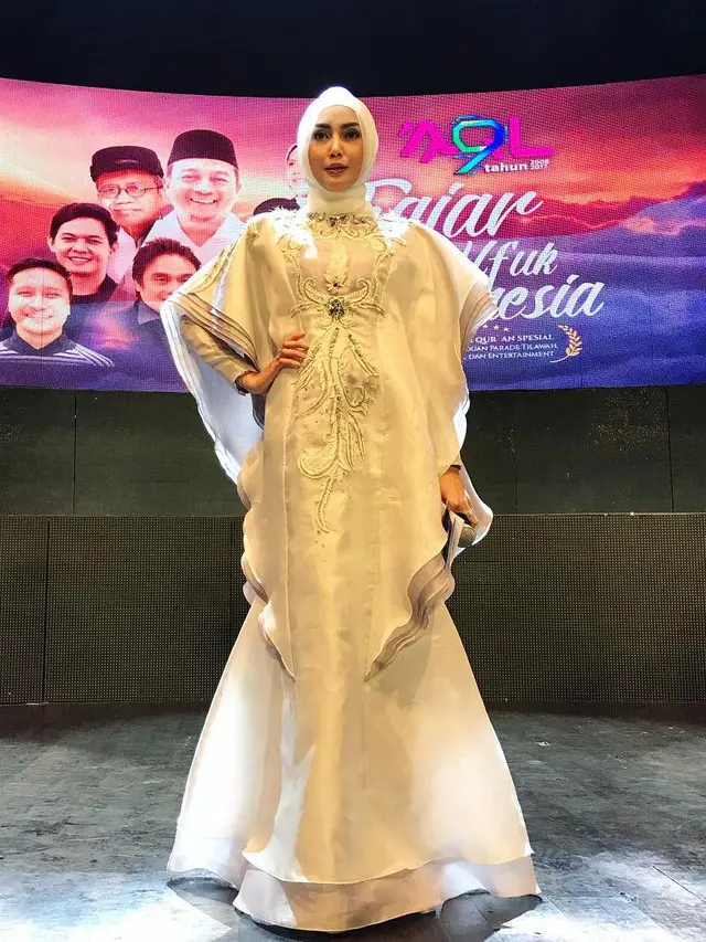 Fenita Arie Mengenakan Hijab
