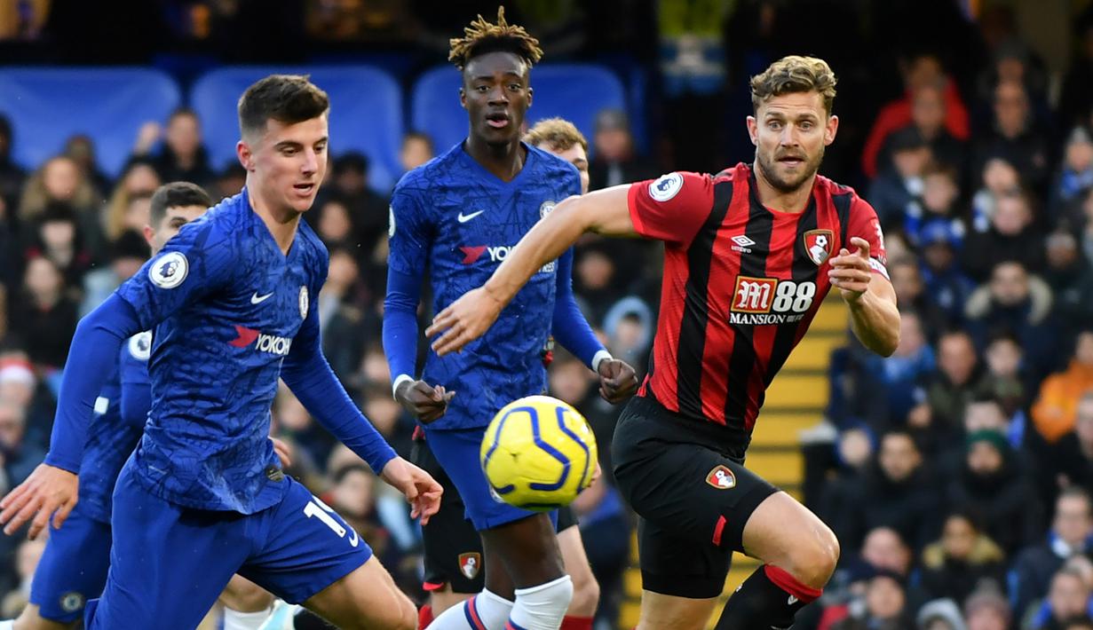 Gelandang Chelsea, Mason Mount, berusaha melewati bek Bournemouth, Simon Francis, pada laga Premier League di Stadion Stamford Bridge, London, Sabtu (14/12). Chelsea kalah 0-1 dari Bournemouth. (AFP/Olly Greenwood)