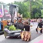 Penampilan Komunitas Pecinta Hewan Gorontalo menjadi salah satu kontingen yang ikut dalam parade Gorontalo Karnaval Karawo (GKK) tahun 2024, yang berlangsung di GOR Nani Wartabone, Kota Gorontalo, Minggu (23/6/2024). Foto: Fadil Diskominfotik (Liputan6.com/Arfandi Ibrahim)