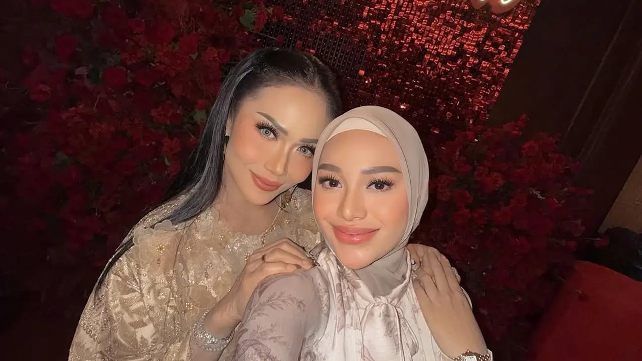 Genap 50 Tahun, Potret Kris Dayanti Tampil Memikat dengan Makeup Bold & Flawless yang Ikonis