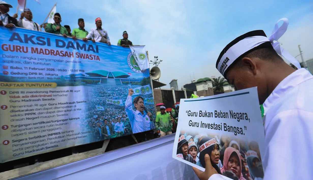 Ratusan tenaga pengajar dan pendidik yang tergabung dalam Perkumpulan Guru Madrasah Indonesia menggelar aksi unjuk rasa di depan Gedung MPR/DPR/DPD RI, Jakarta, Rabu (11/2/2026). Tampak dalam foto, para guru madrasah swasta dari berbagai daerah di Indonesia saat melakukan aksi unjuk rasa di depan Gedung MPR/DPR/DPD RI, Jakarta, Rabu (11/2/2026). (Kapanlagi.com/Budy Santoso)