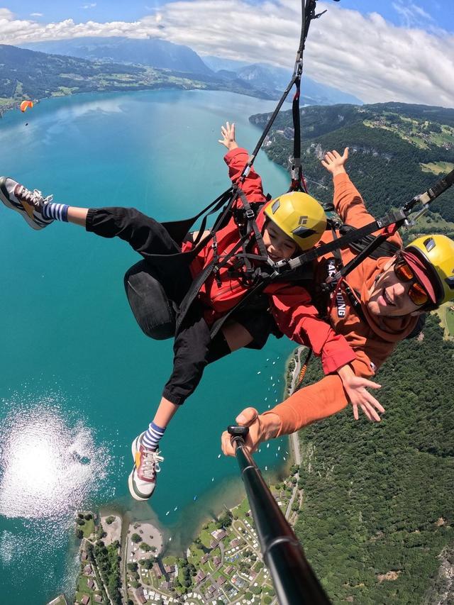 7 Potret Sabai Morscheck Naik Paragliding Bareng Anak di Swiss