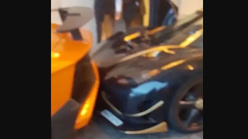 Koenigsegg menabrak Lamborghini