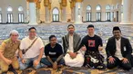 Setelah membuat heboh masyarakat Solo dengan demo memasak di Kampung Ramadan Solo, Chef Alrnold dan lainnya juga mengunjungi Masjid Raya Sheikh Zayed Solo. Juri Master Chef Indonesia itu mengunggah fotonya saat berada di masjid yang diresmikan pada 14 November 2022 itu. (Liputan6.com/IG/@arnoldpo)