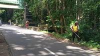 Petugas DLH melakukan bersih -bersih di kawasan Taman Nasional Alas Purwo (Istimewa)