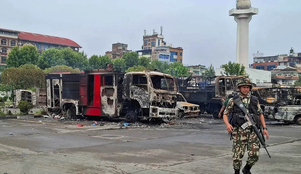 Unjuk rasa berujung ricuh ketika terjadi aksi pembakaran sejumlah gedung pemerintahan penting,  gedung parlemen, kediaman pribadi Oli, dan kantor presiden. (Anup OJHA/AFP)