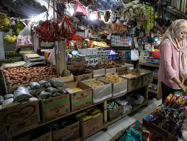 Pembeli memilih bahan makanan di salah satu pasar di Jakarta, Selasa (1/8/2023). Laju inflasi Indonesia terus mengalami penurunan. (Liputan6.com/Angga Yuniar)