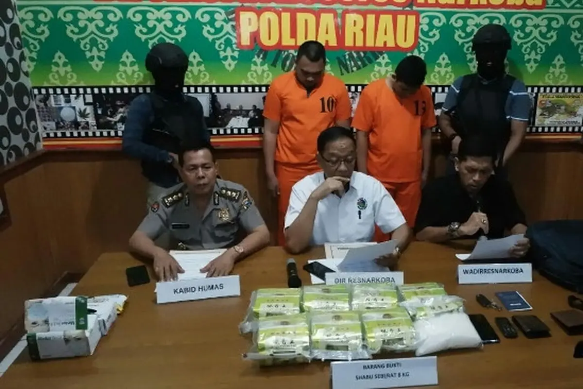 Dua kurir sabu dari Malaysia (berbaju orange) terancam hukuman mati akibat pekerjaan haramnya