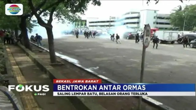 Kericuhan mewarnai aksi unjuk rasa ormas GMBI di Bekasi, lantaran bentrokan dengan sejumlah ormas lainnya.