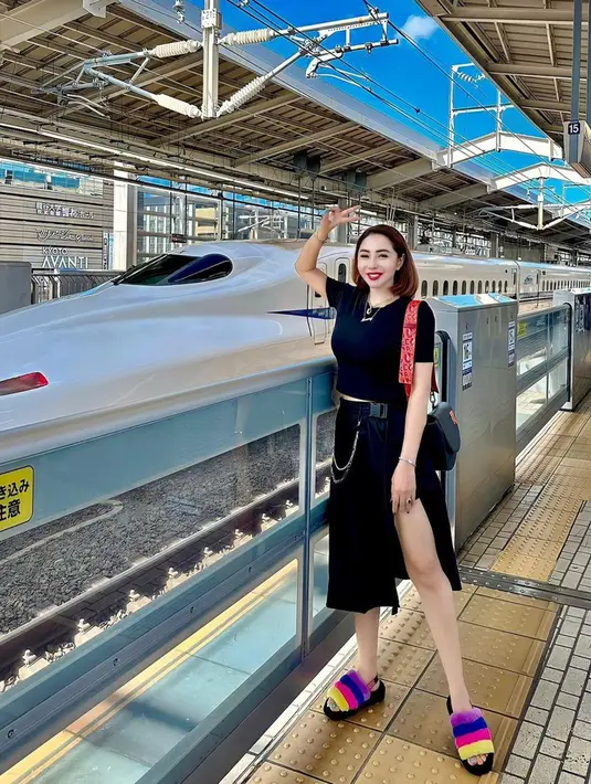 Gaya Femmy Permatasari dengan busana serba hitam ini pun disebut bak ABG. Terlebih, penampilannya tampak awet muda hingga banjir pujian dari netizen. (Liputan6.com/IG/@femmypermatasari)