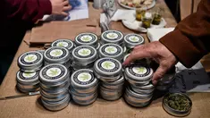 Pengunjung melihat produk ganja di International Cannabis Expo pertama yang berlangsung di Athena, Yunani, Minggu (14/1). Parlemen Yunani diharapkan menyetujui penggunaan ganja dalam dunia medis pada beberapa pekan mendatang. (AFP PHOTO/LOUISA GOULIAMAKI)