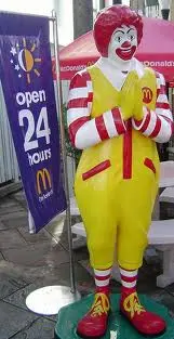 Patung Ronald di salah satu cabang McD