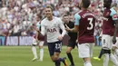 Pemain Tottenham, Christian Eriksen (kiri) mencetak satu gol saat timnya melawan West Ham United pada panjutan Premier League di London Stadium, London, (23/9/2017). Tottenham menang 3-2. (AP/Tim Ireland)