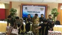 Peredaran rokok tanpa pita cukai ternyata masih terjual bebas di Provinsi Banten. (Liputan6.com/Pramita Tristiawati)