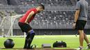Pemain naturalisasi Timnas Indonesia, Sandy Walsh, melakukan peregangan otot dibagian paha saat menjalani latihan terpisah di Stadion Gelora Bung Tomo (GBT), Surabaya, Sabtu (10/6/2023) petang WIB. (Bola.com/Wahyu Pratama)