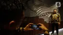 Beberapa jemaat mengabadikan momen dengan berfoto berlatar prasasti dinding terowongan silaturahim. (Liputan6.com/Herman Zakharia)