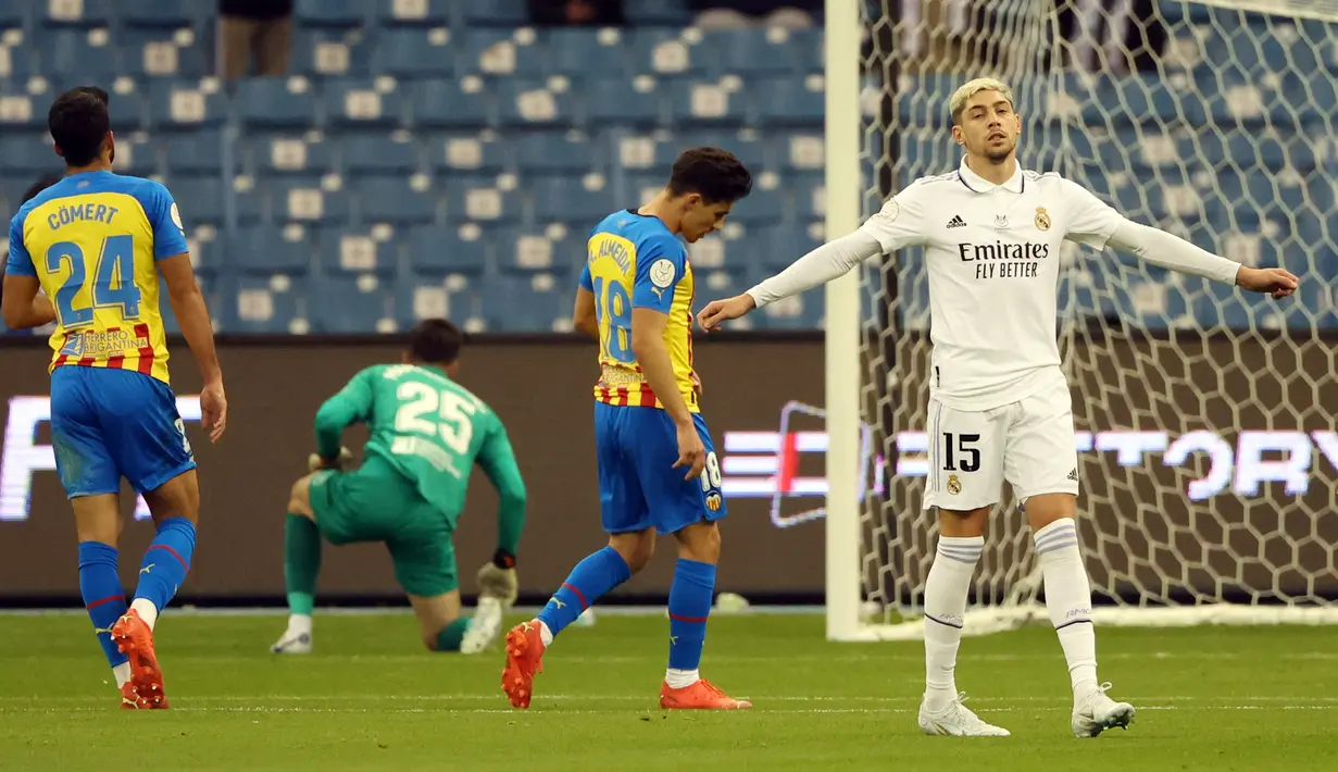 Real Madrid langsung mengambil inisiatif menyerang sejak awal laga. Beberapa peluang didapat, di antaranya melalui Federico Valverde pada menit ke-15. Sayang, usahanya masih belum tepat mengarah ke gawang Valencia. (AFP/Giuseppe Cacace)