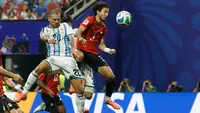 Pemain Argentina Alexis Mac Allister berebut bola dengan pemain Mesir  Mohamed selama pertandingan sepak bola babak 16 besar Piala Dunia antara Argentina dan Mesir di Atlanta, Selasa, 7 Juli 2026. (AP Photo/Erik S. Lesser)