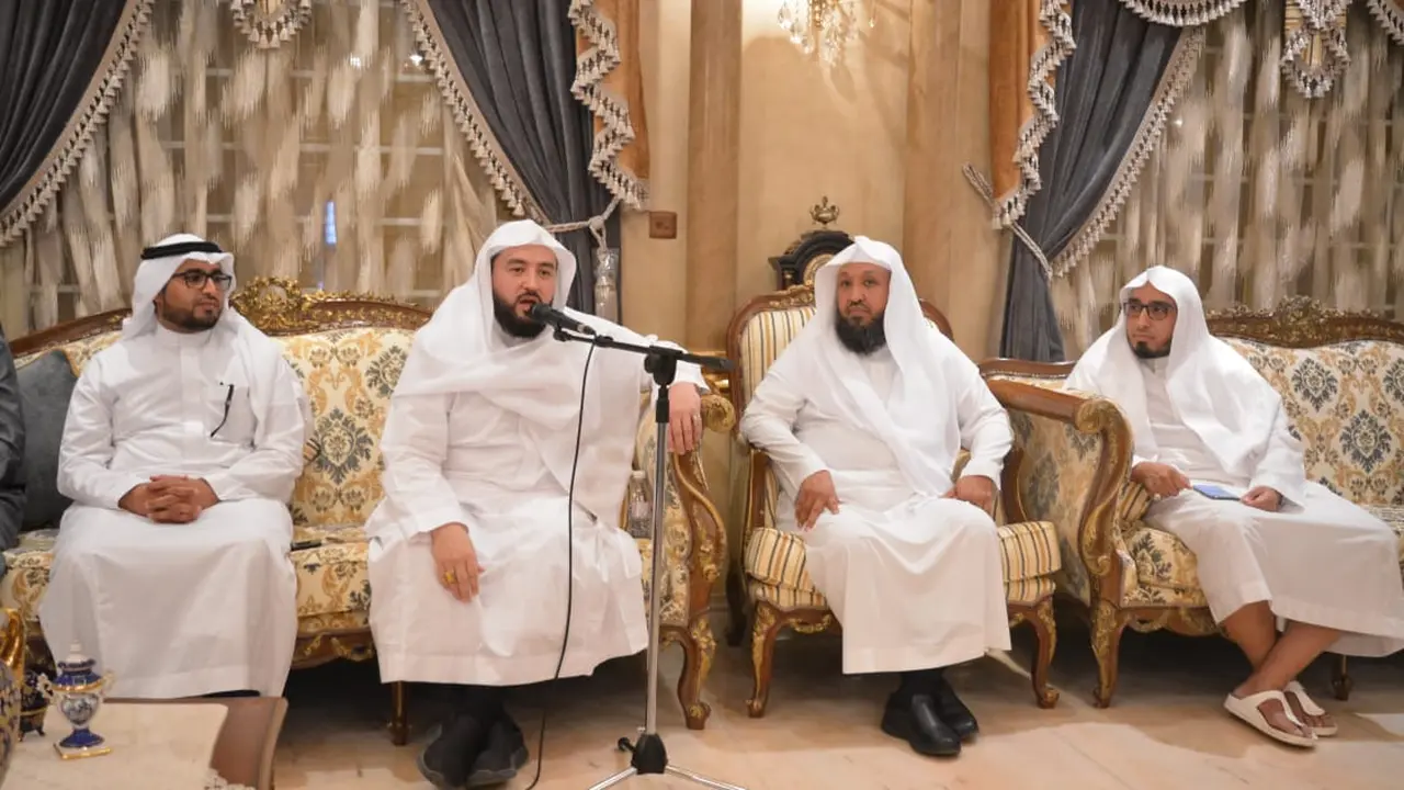 Peserta Daurah al-Shaifiyyah Universitas Ummul Qura Mekkah al-Mukarramah bersilaturrahim dengan beberapa Muadzin Masjid Haram di Makkah. Husen Sanusi/MCH
