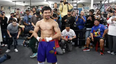 Petinju Manny Pacquiao berpose saat berlatih di sebuah klub tinju di Los Angeles, AS, Rabu (9/1). Pacquiao terlihat santai dengan banyak mengumbar senyum jelang duel menghadapi Adrien Broner. (AP Photo/Damian Dovarganes)