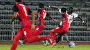 Gelandang T-Team Malaysia, Makan Konate, dihadang pemain ATM FA pada laga play-off Malaysia Super League 2016. (Bola.com/Nicklas Hanoatubun)