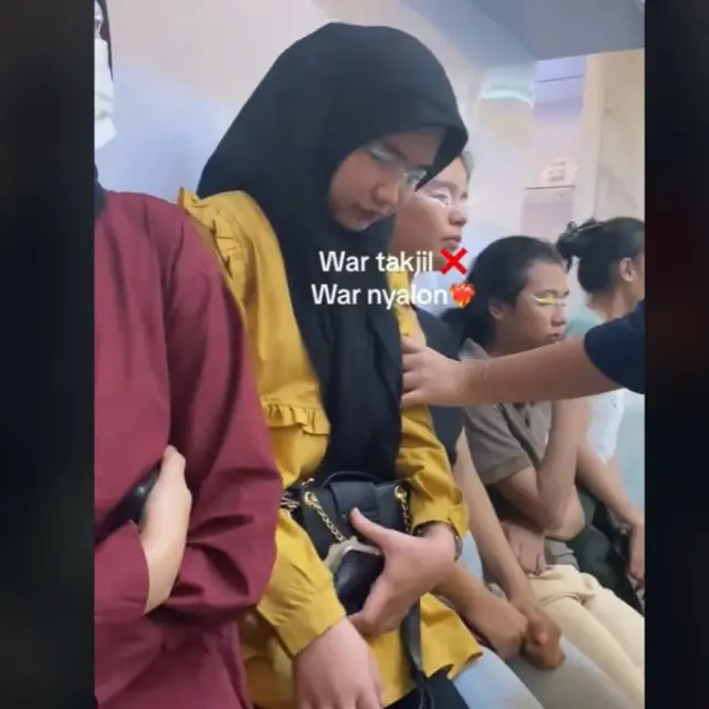 Usai Takjil War Kini Viral Salon War Jelang Lebaran, Pengunjung Ramai Antre Jalani Perawatan.
