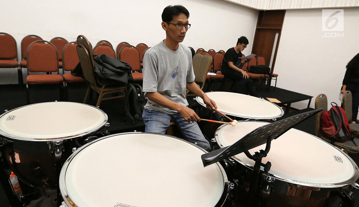 Seorang drummer berlatih jelang konser Sabda Semesta di Jakarta, Senin (25/9). Konser Sabda Semesta akan digelar pada 29 September di Aula Simfoni Jakarta. (Liputan6.com/Fery Pradolo)