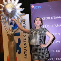 Seperti biasa Syahrini selalu tampak modis dengan busana motif kotak-kotak warna hitam putih. Ia pun memberikan pose heboh ala Syahrini. (Galih W. Satria/Bintang.com)