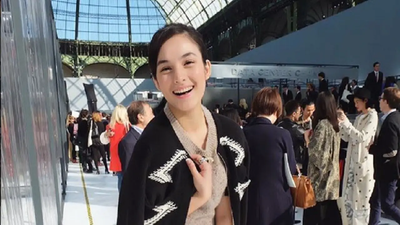Chelsea Islan di Paris Fashion Week 2016