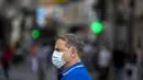 Seorang pria yang mengenakan masker untuk mencegah penyebaran COVID-19 terlihat di Madrid, Spanyol, Rabu (16/9/2020). Madrid akan memberlakukan penguncian selektif di daerah perkotaan tempat COVID-19 menyebar lebih cepat. (AP Photo/Manu Fernandez)