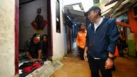 Penjabat (Pj) Gubernur Jawa Barat (Jabar), Bey Machmudin, meninjau langsung lokasi banjir di wilayah Dayeuhkolot, Kabupaten Bandung, Sabtu (25/1/2025), untuk memastikan penanganan cepat dan solusi komprehensif bagi warga terdampak. (sumber foto: Biro Adpim Jabar).