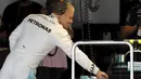 Pebalap Mercedes, Valtteri Bottas bersalaman dengan Lewis hamilton pada balapan F1 GP Jepang di Sirkuit Suzuka (7/10/2017). Bottas berapa di peringkat ketiga klasemen  dengan raihan 234 poin. (AP/Eugene Hoshiko)