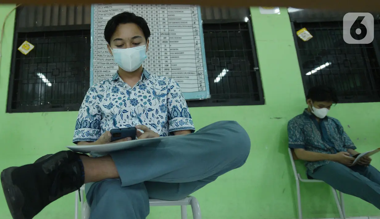 Siswa menunggu untuk menjalani vaksin COVID-19 di SMUN 20 Jakarta, Kamis (1/7/2021). Per tanggal 1 Juli 2021, anak-anak usia 12-17 tahun di DKI Jakarta sudah mulai mendapatkan vaksinasi. Agar anak-anak kita terlindungi dari wabah Covid-19 dengan varian baru. (merdeka.com/Imam Buhori)