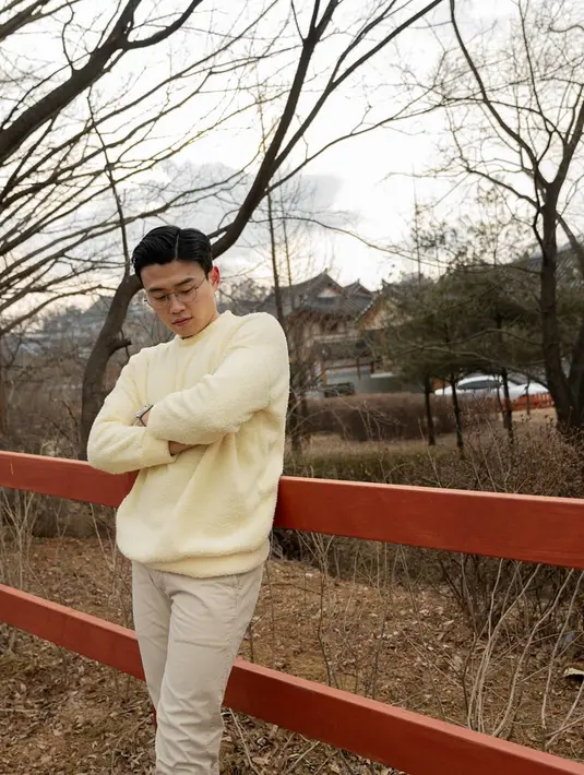 Pemilik hobi travelling ini kerap membagikan momen liburannya di akun Instagram dan YouTube-nya. Gaya penampilannya juga selalu mengikuti musim negara yang ia kunjungi. Kali ini ia tampil simpel dengan sweater dan celana krem. (Liputan6.com/IG/@hansoljang110)