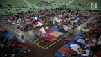 Sejumlah pengungsi Gunung Agung berisitirahat di lokasi pengungsian GOR Swecapura, Klungkung, Bali, Minggu (3/12). Pengungsi Gunung Agung yang berada di Kabupaten Klungkung terus bertambah dengan total 9.304 jiwa. (Liputan6.com/Immanuel Antonius)