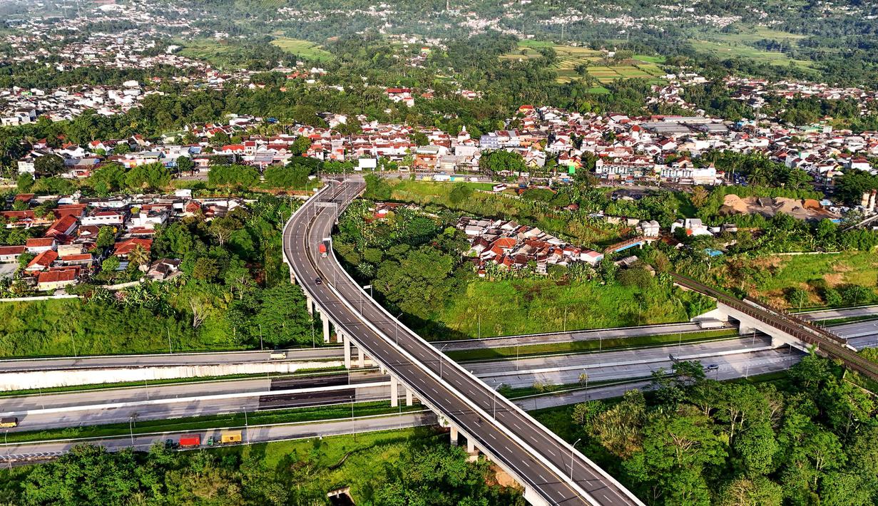 Foto udara memperlihatkan ruas Jalan Tol Bogor-Ciawi-Sukabumi (Bocimi) di Cibadak, Kabupaten Sukabumi, Jawa Barat, Jumat (31/10/2025). Hal ini tidak hanya mengurangi kepadatan di jalur nasional, tetapi juga membuka peluang pemerataan pembangunan dan peningkatan kesejahteraan masyarakat di Jawa Barat bagian selatan. (merdeka.com/Arie Basuki)