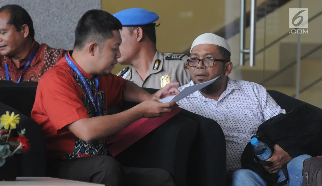 Mantan anggota DPRD Sumut, Ferry Suando Tanuray Kaban menunggu akan menjalani pemeriksaan oleh penyidik di gedung KPK, Jakarta, Jumat (11/1). Ferry menyerahkan diri di Polsek Gading Serpong, Tangerang Selatan. (Merdeka.com/Dwi Narwoko)