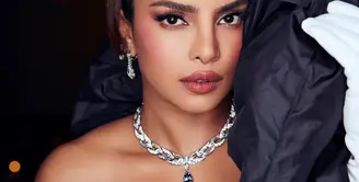 Priyanka Chopra. Ia mengenakan kalung dari High Jewelry Bvlgari. Kalungnya ini terdiri dari 11,16 karat Laguna Blu Diamond Bvlgari. Foto: Instagram.