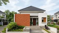 8 Inspirasi Teras Roster Tinggi, Bikin Rumah Terlihat Lebih Modern