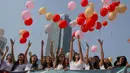 Para wanita cantik ini melepaskan balon sebagai simbol telah hilangnya hak demokrasi rakyat, Jakarta, Minggu (21/9/2014) (Liputan6.com/Faizal Fanani)