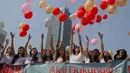 Para wanita cantik ini melepaskan balon sebagai simbol telah hilangnya hak demokrasi rakyat, Jakarta, Minggu (21/9/2014) (Liputan6.com/Faizal Fanani)