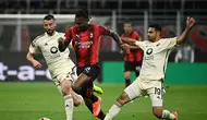 Momen striker AC Milan, Rafael Leao pada pertandingan kontra AS Roma di leg pertama perempat final Liga Europa 2023/2024. (Isabella BONOTTO / AFP)