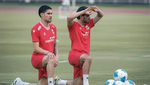 Pemain Timnas Indonesia, Kevin Diks (kiri) dan Nathan Tjoe-A-On (kanan) mengikuti sesi latihan terakhir jelang lawan Mozambik di Lapangan Madya, Senayan, Jakarta, pada Senin (8/6/2026). (Bola.com/Abdul Aziz)