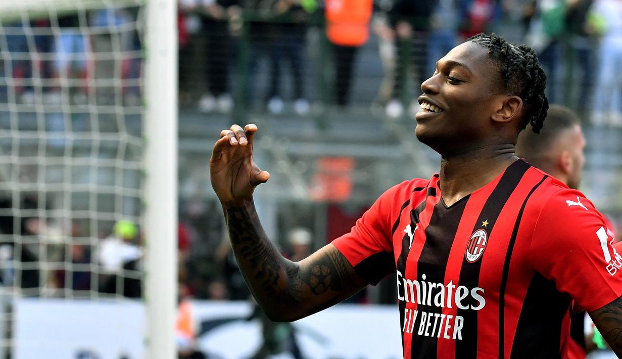 <p>Leao yang menjadi penentu kemenangan Milan lewat golnya di menit-menit akhir babak kedua pantas disebut sebagai pahlawan Rossoneri pada laga ini. (AFP/Tiziana Fabi)</p>