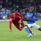 Virgil van Dijk jatuh bangun saat Liverpool kalah 1-4 dari Napoli di Liga Champions (AFP)