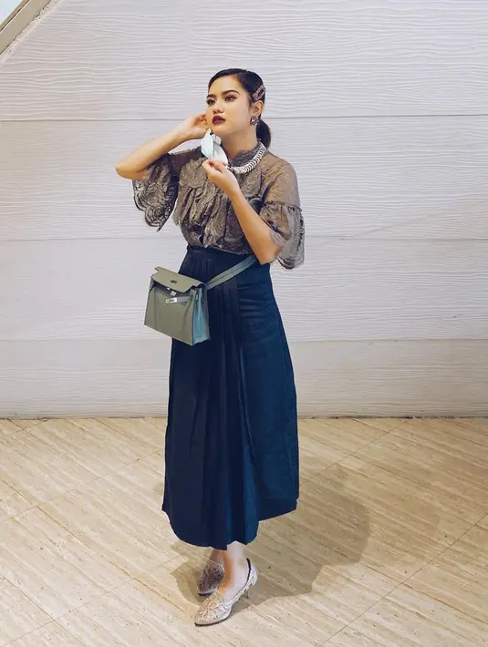 Bagi Mytha, memiliki anak merupakan sebuah investasi secara lahir dan batin. Untuk itu, ia terus mempelajari cara menjadi ibu yang baik. Lebih lanjut Mytha mengatakan betapa pentingnya memperhatikan kesiapan mental sebelum hamil. (Instagram/mytha_lestari)