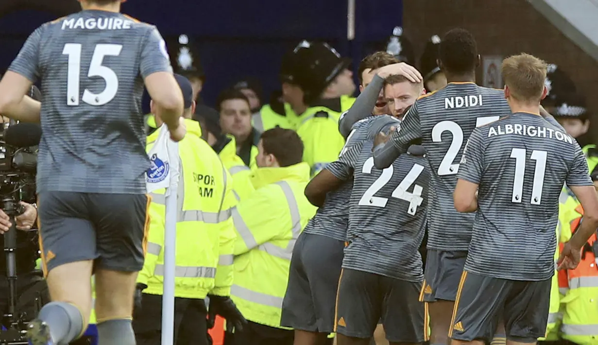 Para pemain Leicester City merayakan gol yang dicetak oleh Jamie Vardy ke gawang Everton pada laga Premier League di Stadion Goodison Park, Selasa (1/1). Leicester City menang 1-0 atas Everton. (AP/Peter Byrne)